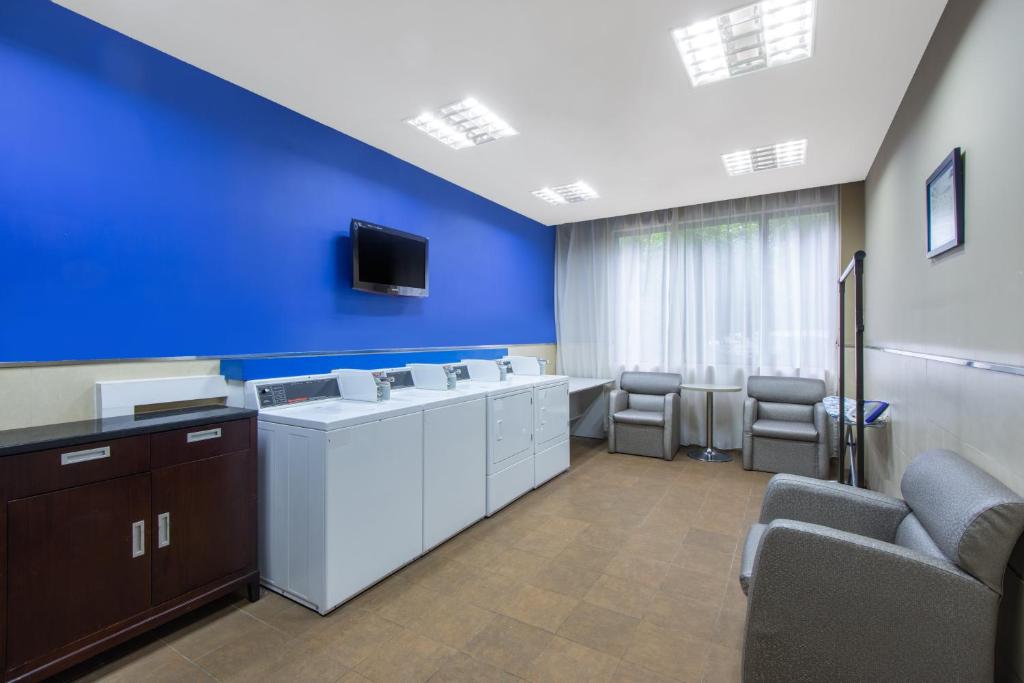 Holiday Inn Express Shanghai Putuo 2