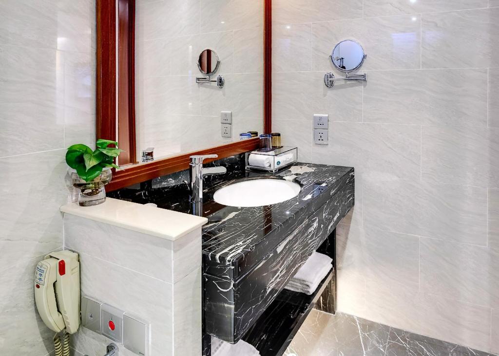 Ocean Hotel Guangzhou-TaoJin Metro Station 40