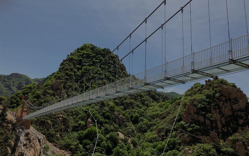 Подвесной стеклянный мост в Бэйдайхэ