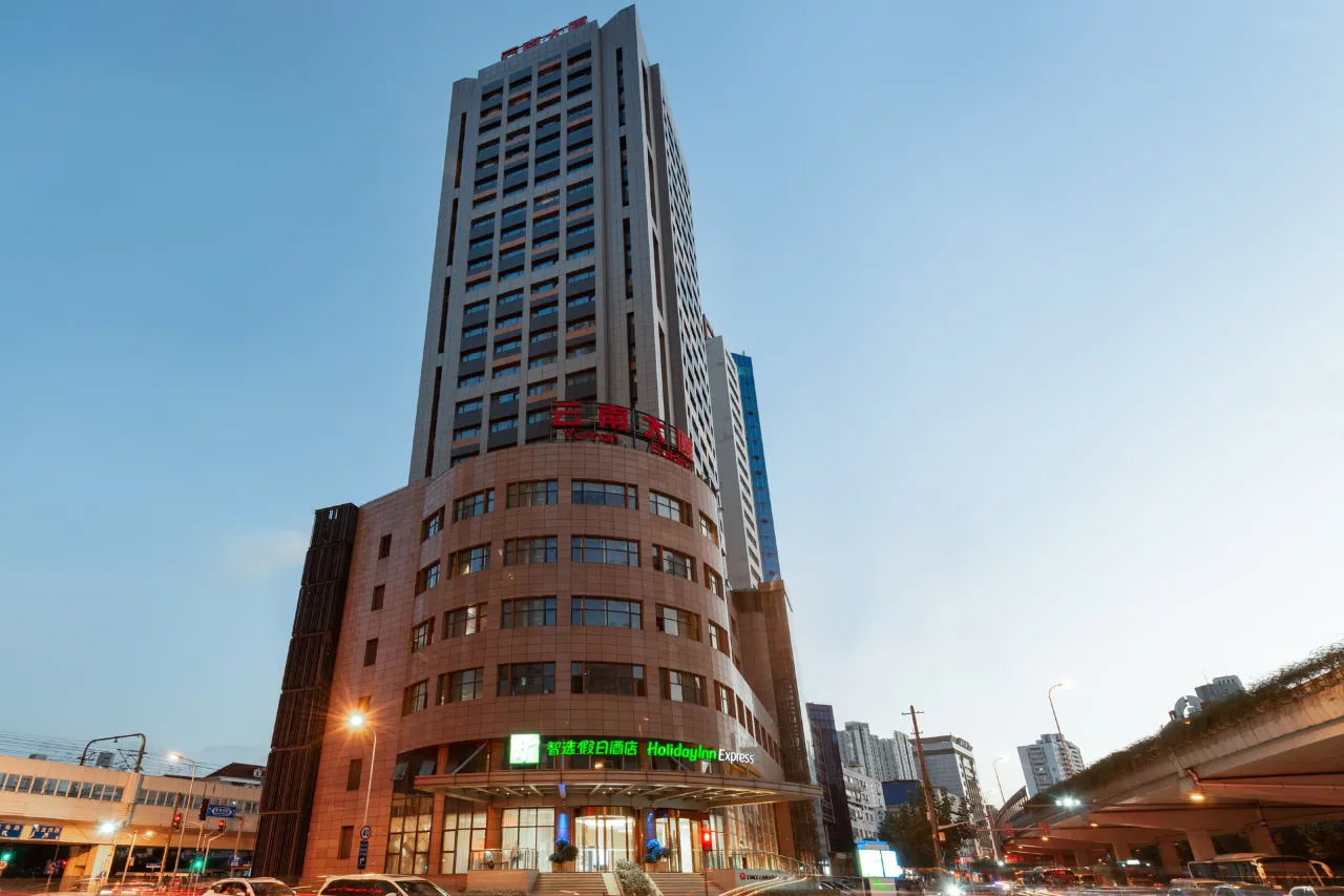 Holiday Inn Express Shanghai Zhenping 0