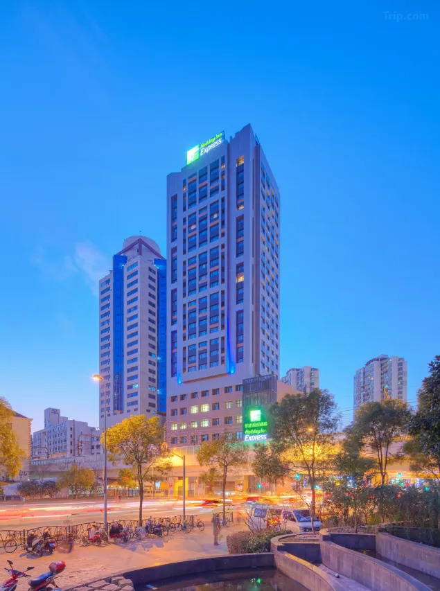 Holiday Inn Express Shanghai Zhenping 16